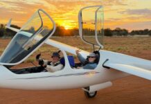 Gliding duo soar to dizzying heights