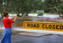 Traffic chaos, minor flooding after rain dump